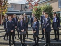 Trường học Anh gây kinh ngạc với 10 học sinh có IQ thiên tài