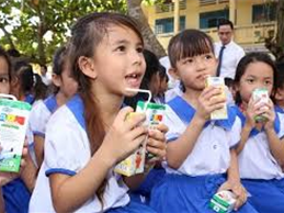 Phụ huynh lo ngại chất lượng sữa học đường "cận đát"