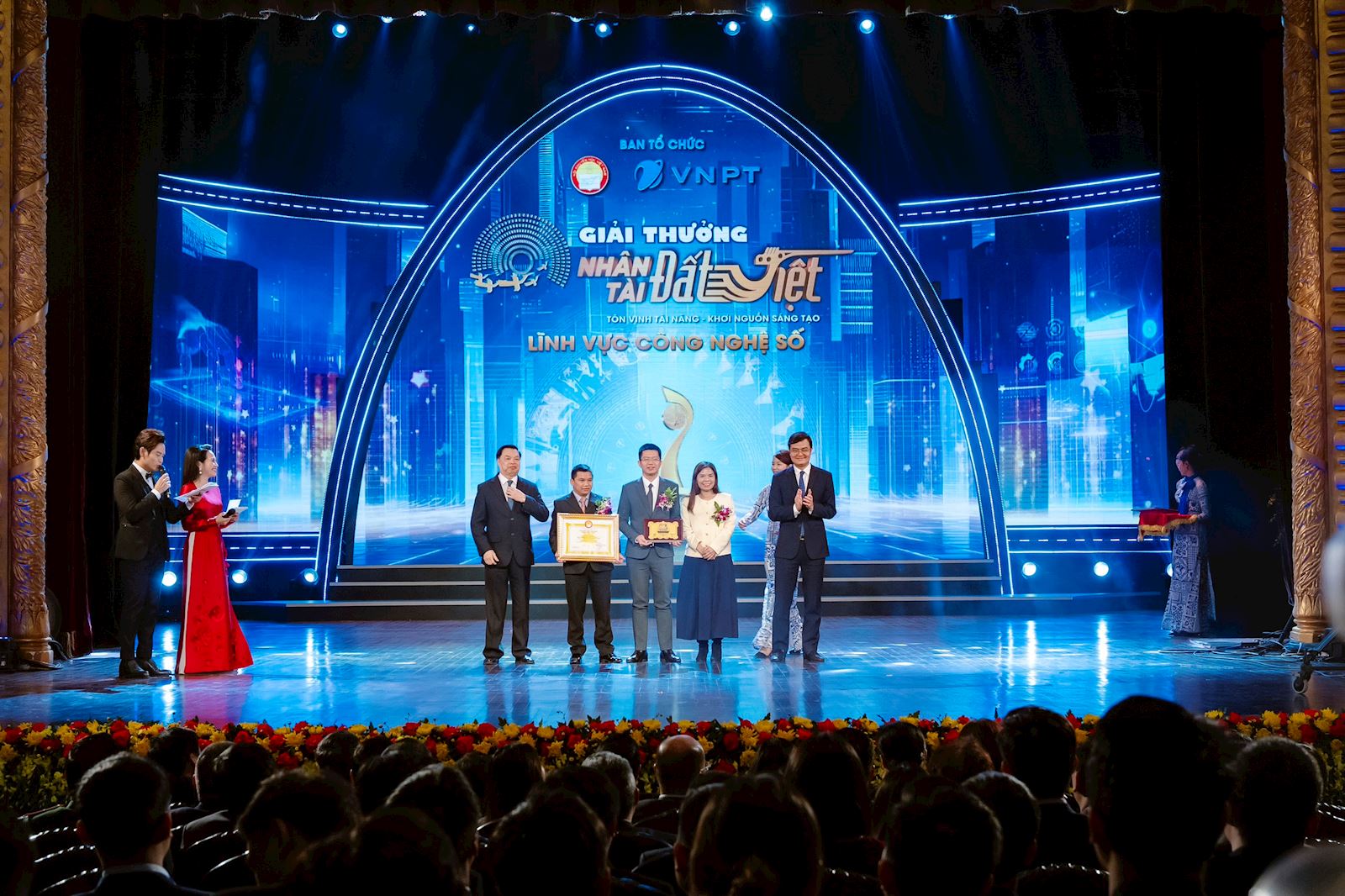 Nhân Tài Đất Việt 2023: IOE xuất sắc đạt giải "Vì sự nghiệp khuyến học"