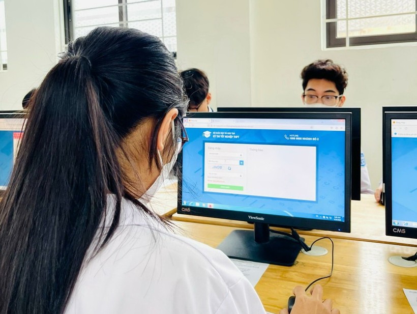 Học sinh Hà Nội thử nghiệm đăng ký dự thi tốt nghiệp THPT trực tuyến