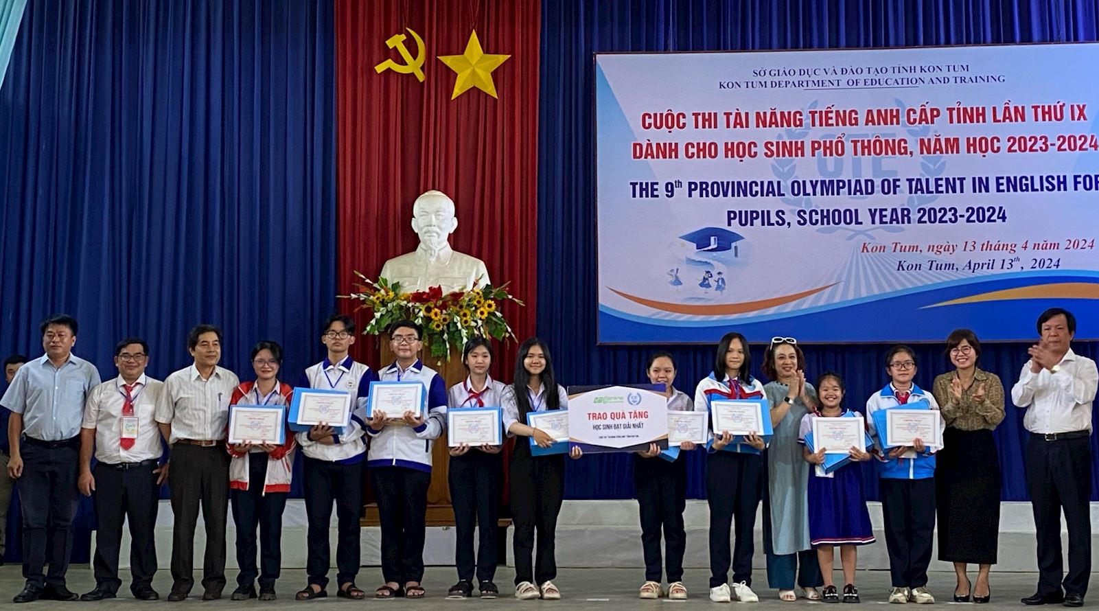 VTC Online trao quà tặng cho học sinh đạt giải Cuộc thi Olympic “Tài năng Tiếng Anh” tỉnh Kon Tum năm học 2023-2024
